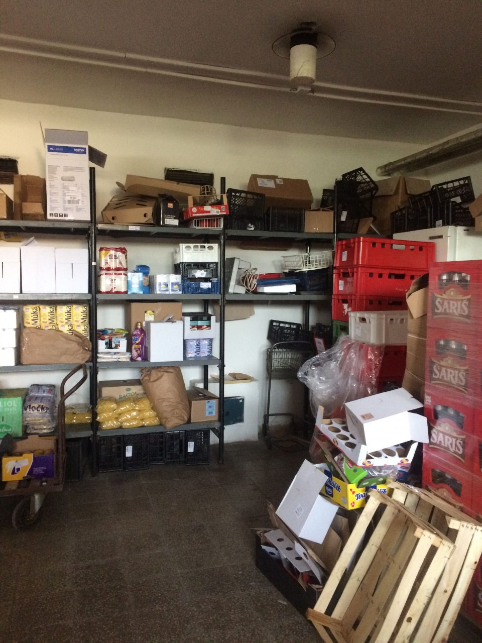 v zázemí prevádzky v sklade skladovanie veľkého množstva vyradeného, nepotrebného zariadenia 