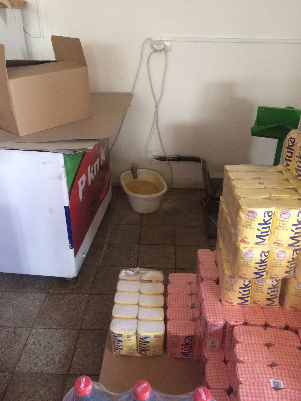  v sklade v zázemí prevádzky sa nachádza v stene provizórny vývod kondenzu vytvoreného chladiacou vitrínou na mliečne výrobky na predajnej ploche, kondenzovaná voda vyteká do nádoby pod vývodom, v blízkosti vývodu uskladnenie palety s múkou 