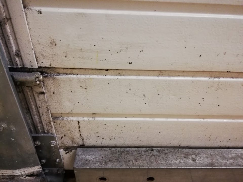 Znečistené chladiace boxy v sklade špinou,plesňou