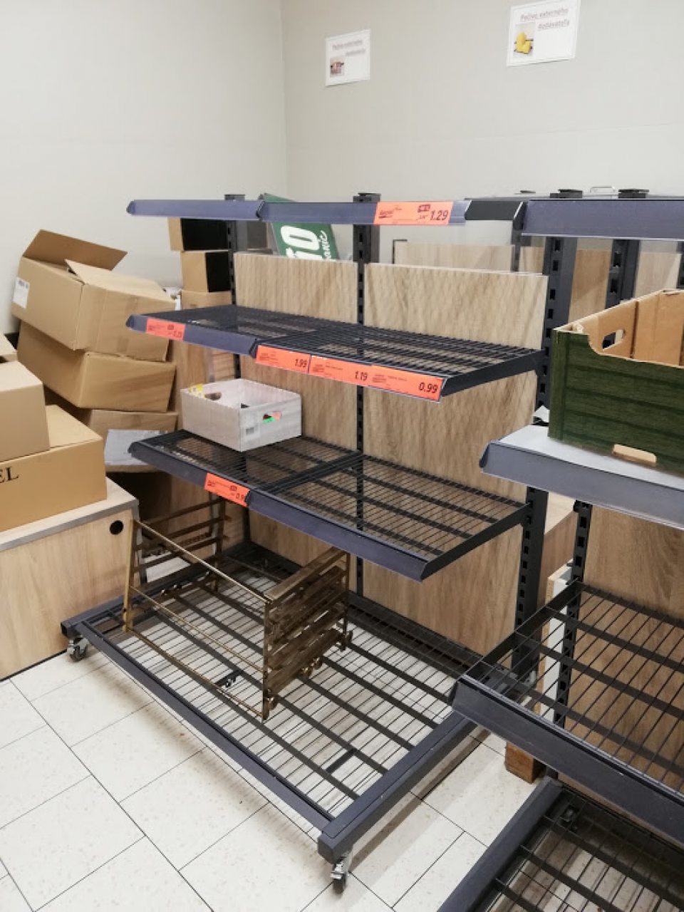 V priestore určenom na dopekanie pekárenských výrobkov sa nachádzajú drevené podesty - podstavce určené na vystavovanie debničiek so zeleninou a ovocím.