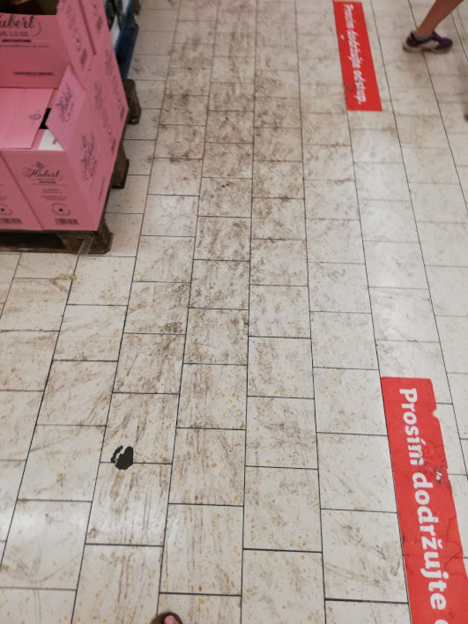 Znečistená podlaha na predajnej ploche