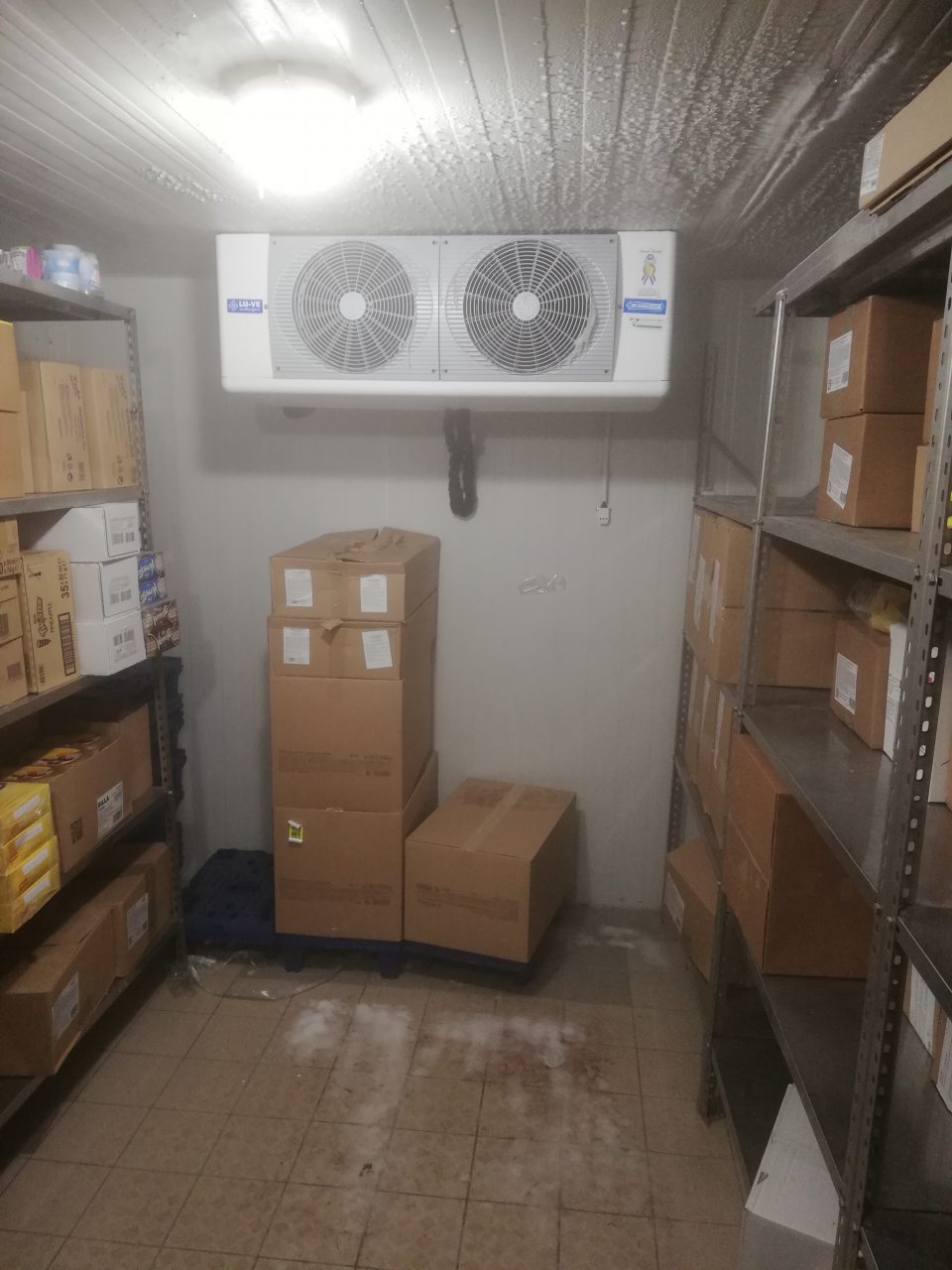 Podlaha, strop , osvetľovacie zariadenie, mraziace zariadenie v mraziacom boxe so skladovaným tovarom vyžadujúcim regulovanú teplotu (mrazená zelenina, nanuky, mrazená pizza) v sklade prevádzky sú znečistené vrstvou námrazy a ľadu