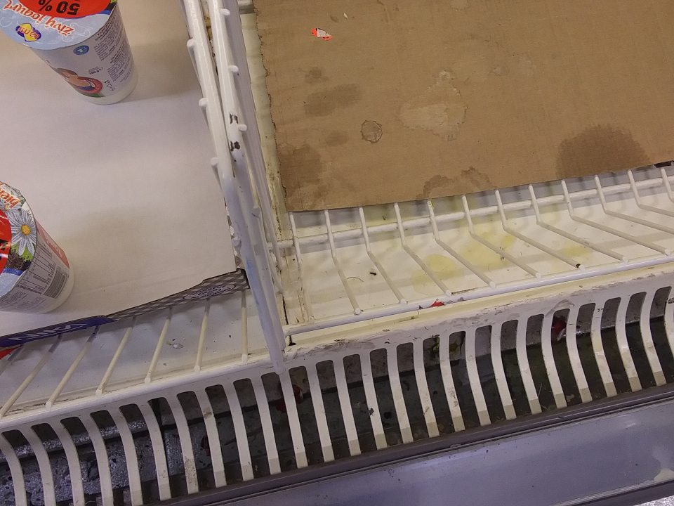 Výskyt čiernej plesne a hrdze, regály znečistené hrubou vrstvou prachu a nečistôt v chladiacich vitrínach na mliečne výrobky.
