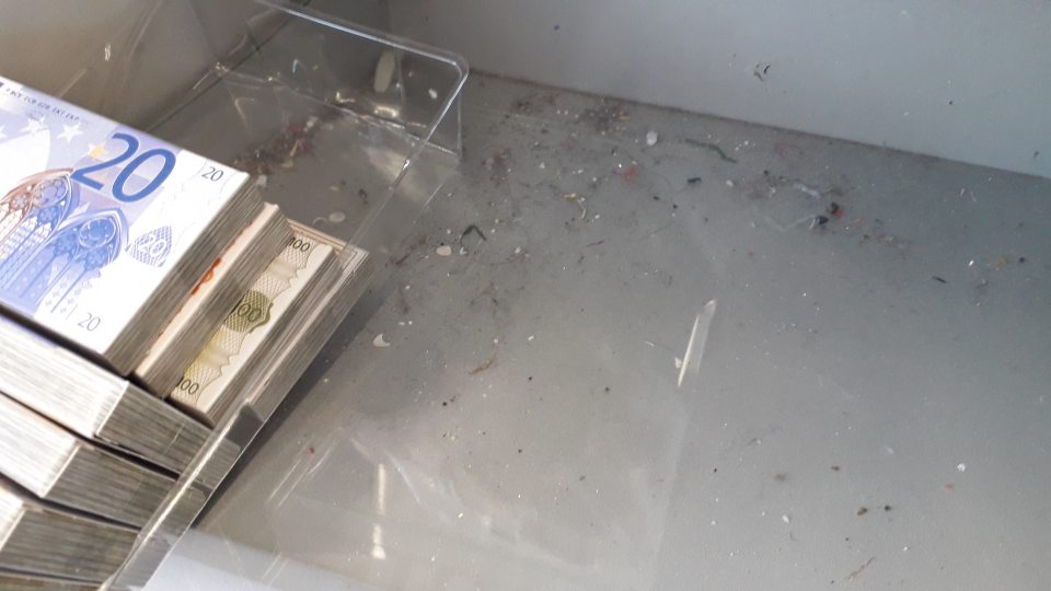 Regál na predajnej ploche v blízkosti pokladne na ktorom boli umiestnené cukrovinky bol pod sklom znečistený hrubou nečistotou.