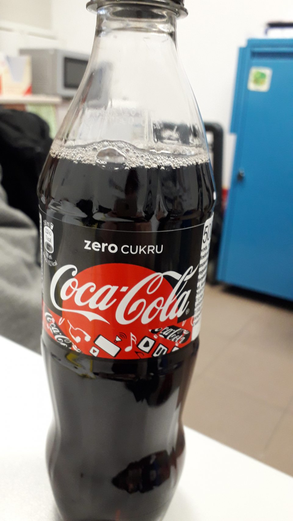 PO DMT  14ks CocaCola - zero cukru-perlivý nápoj bez energetickej hodnoty, 500 ml.