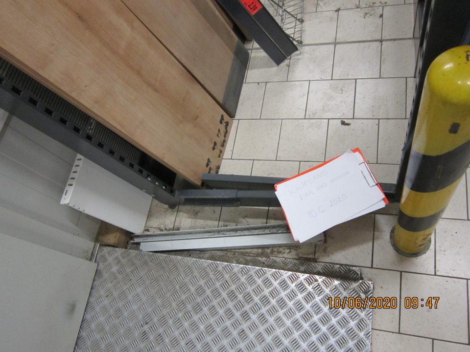 Znečistená podlaha pred mraziarňou pečiva. 