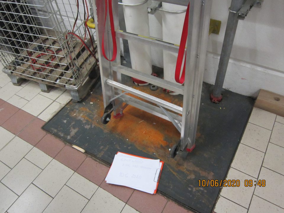 Plechová časť podlahy (kryt) značne skorodovaná. 