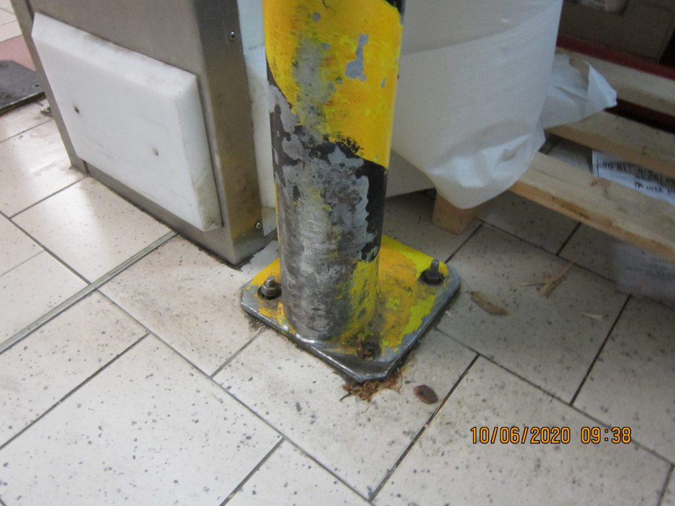 Stĺpové zábrany na viacerých miestach s poškodeným lakom a znečistené. 