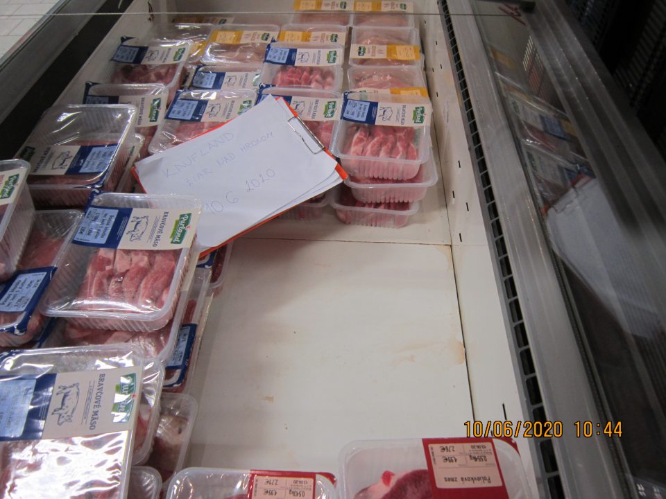 Chladiaca vitrína na predajnej ploche v čase kontroly určená na skladovanie chladeného mäsa. 