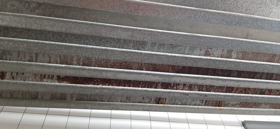  V chladiacom boxe na uchovávanie mäsových výrobkov v skladových priestoroch bol zhrdzavený (korozívny) kovový chladiaci agregát pod stropom.