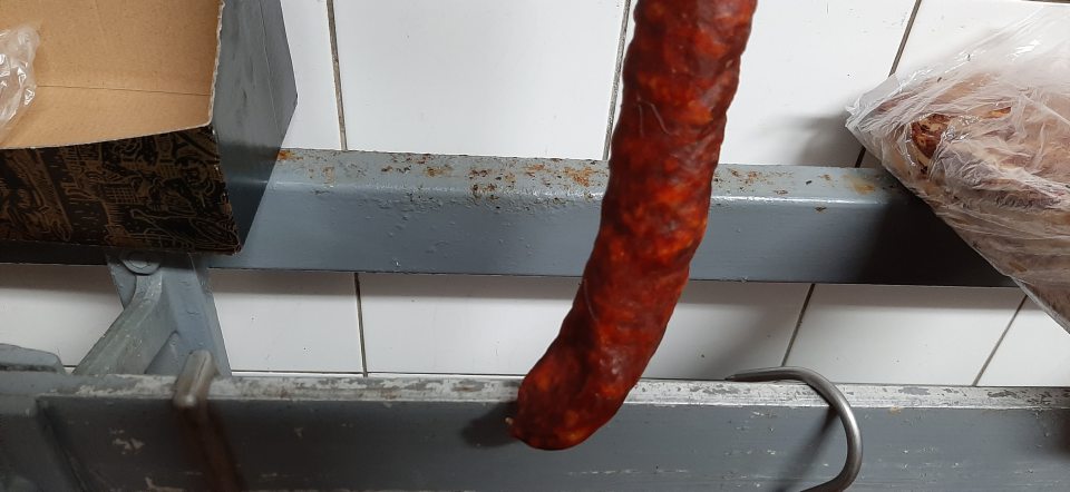 V chladiacom boxe na uchovávanie mäsových výrobkov v skladových priestoroch boli kovové držiaky na stene chladiaceho boxu určené na zavesenie mäsových výrobkov mali opadanú farbu so začínajúcou koróziou.