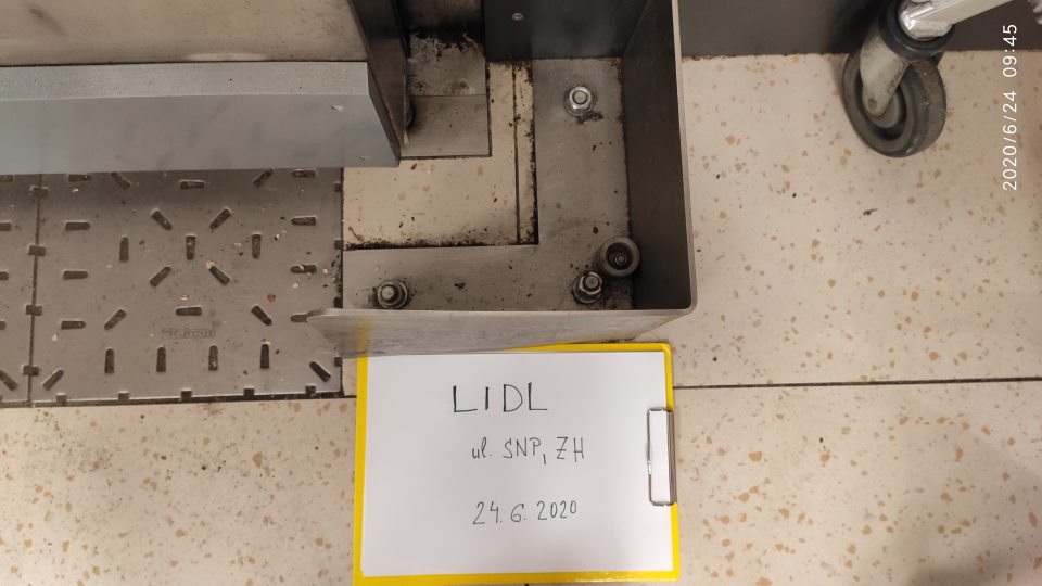 Znečistená podlaha pri vstupe do mraziaceho boxu z časti dopeku.