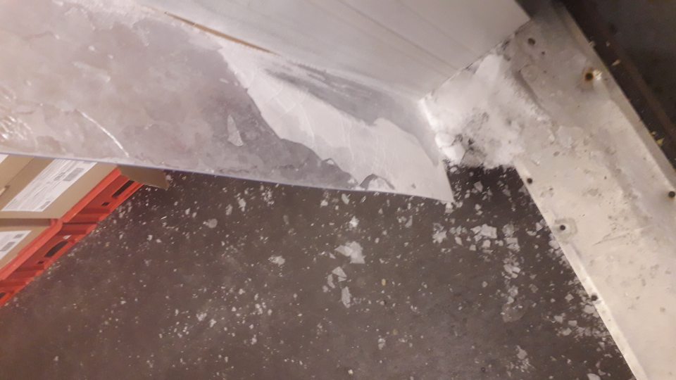 2. Podlaha mraziaceho boxu v zázemí znečistená kúskami námrazy a obalovým materiálom.
