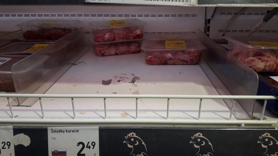 Chladiarenská vitrína na predajnej ploche určená na uchovávanie mäsových výrobkov bola znečistená.