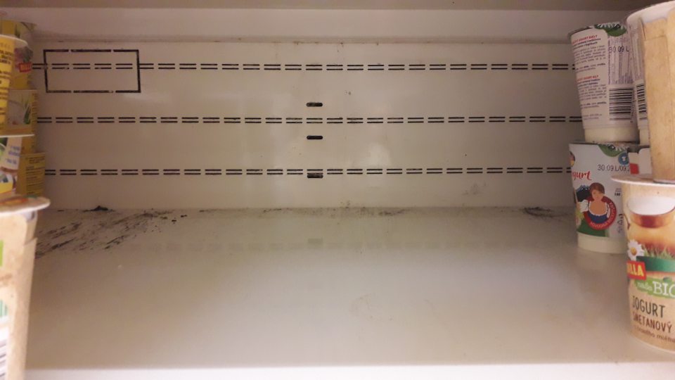 Chladiarenská vitrína na predajnej ploche určená na uchovávanie mliečnych výrobkov bola znečistená.