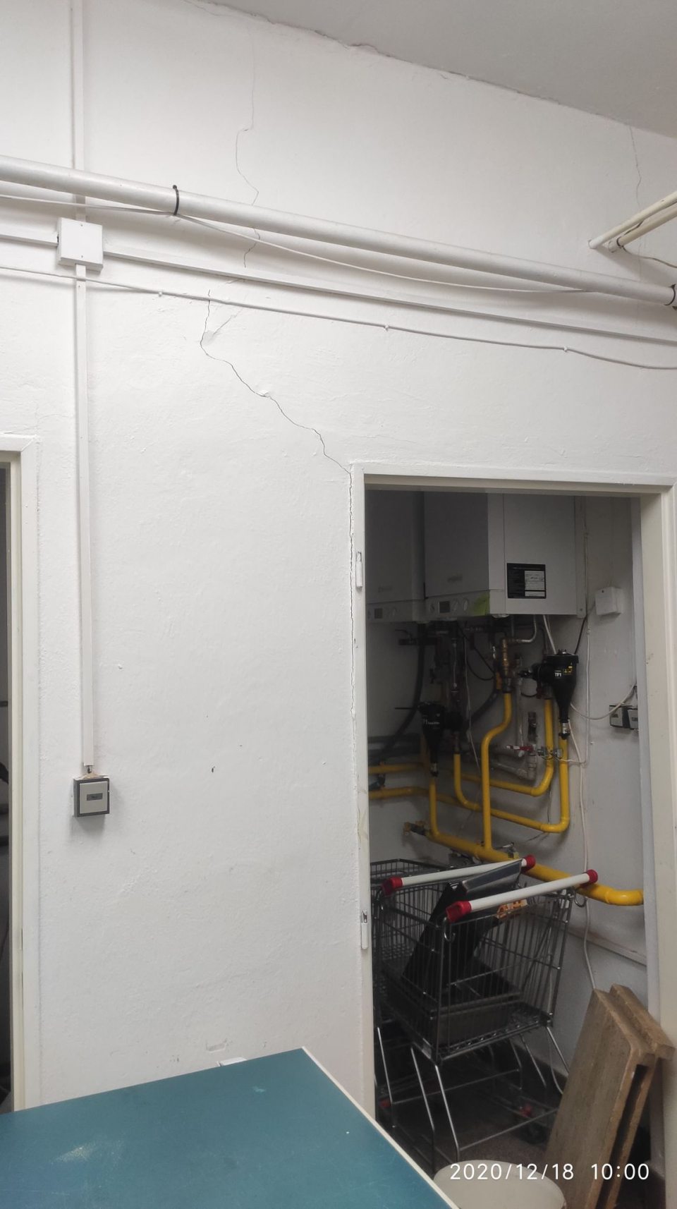 1. Popraskaná stena v sklade.