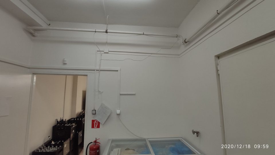 2. Poškodená, prasknutá stena nad mraziacim boxom v sklade.