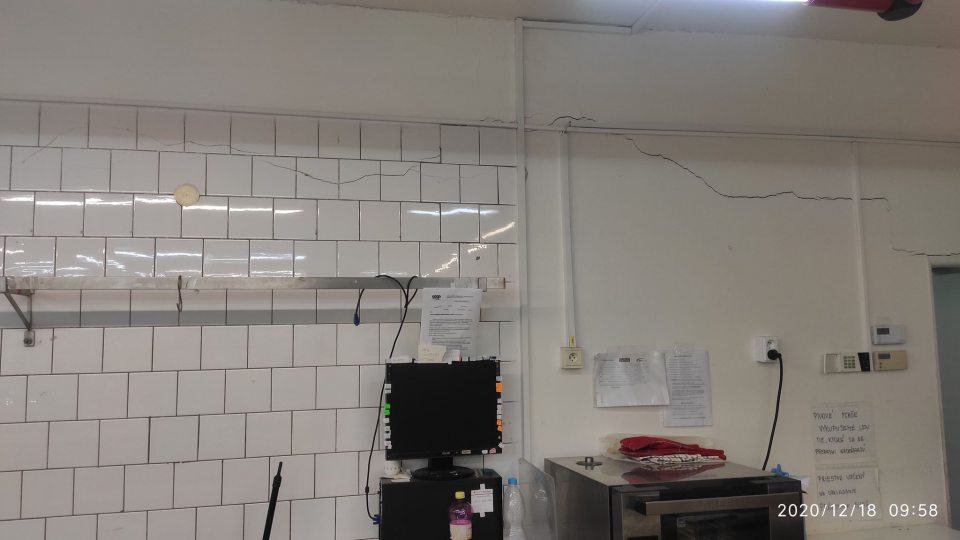 3. Popraskaná stena na predajnej ploche. 