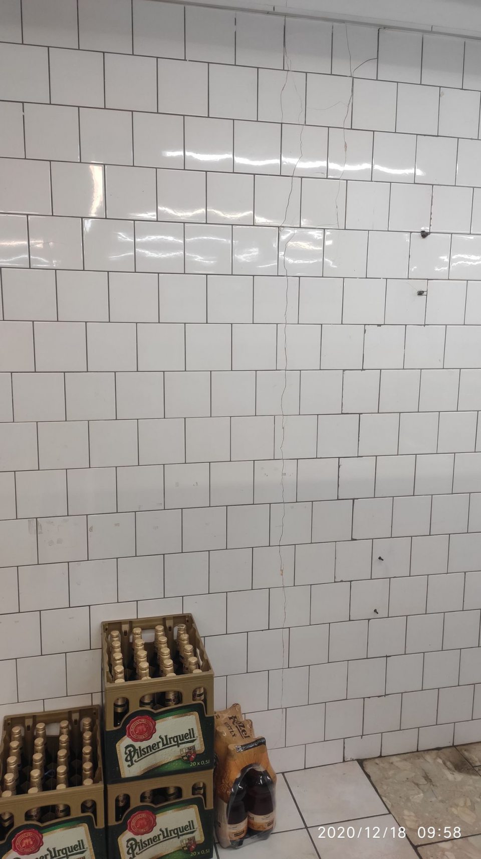 4. Prasknutá stena na predajnej ploche za pultom s mäsovými výrobkami. 