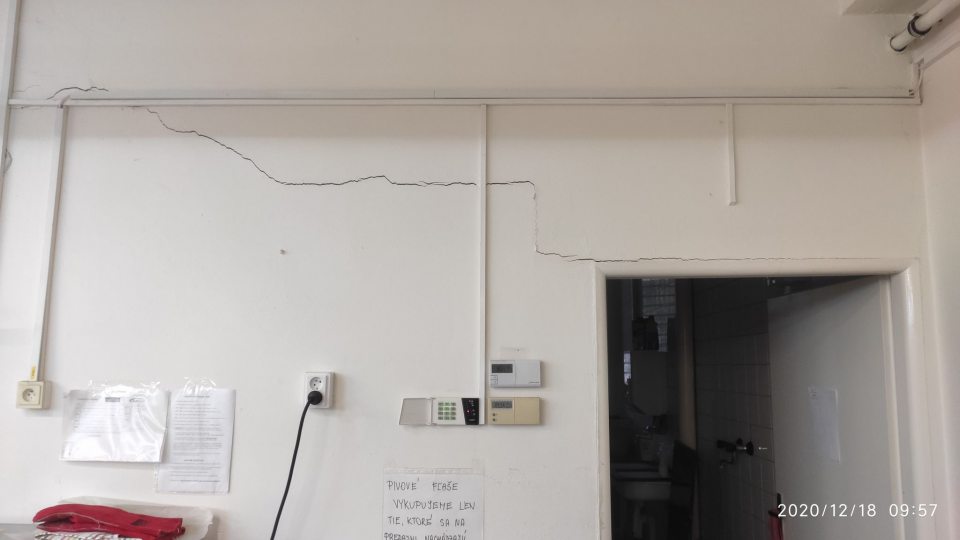 5. Prasknutá stena nad pecou pre dopekanie pekárenských polotovarov. 