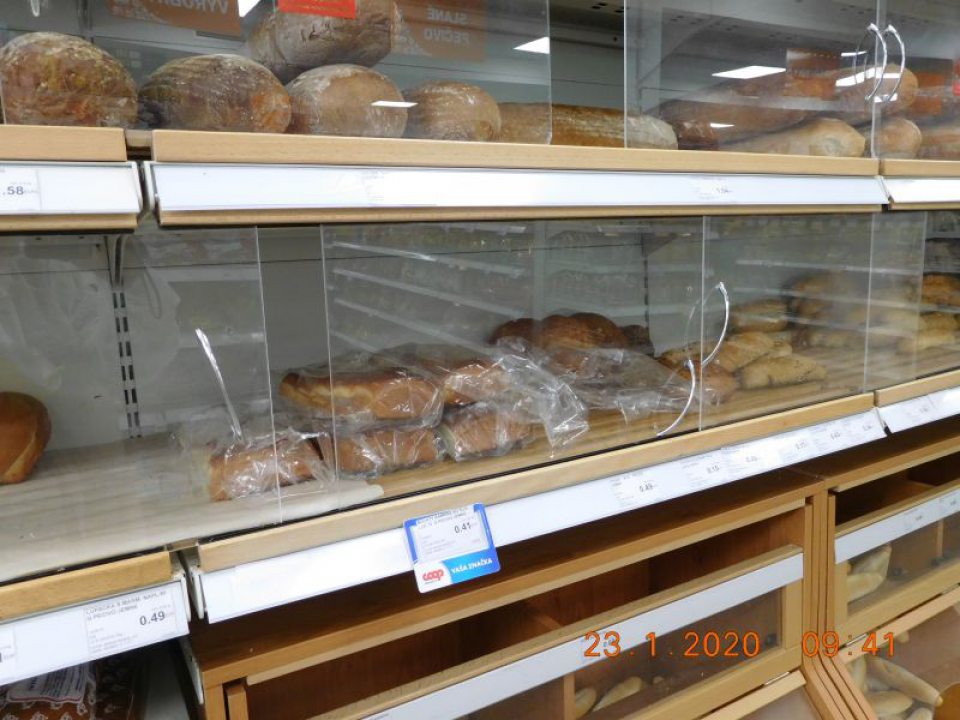  Na zaťahovacích dvierkach regálu s pekárskymi výrobkami poškodené, uvoľnené úchytky.