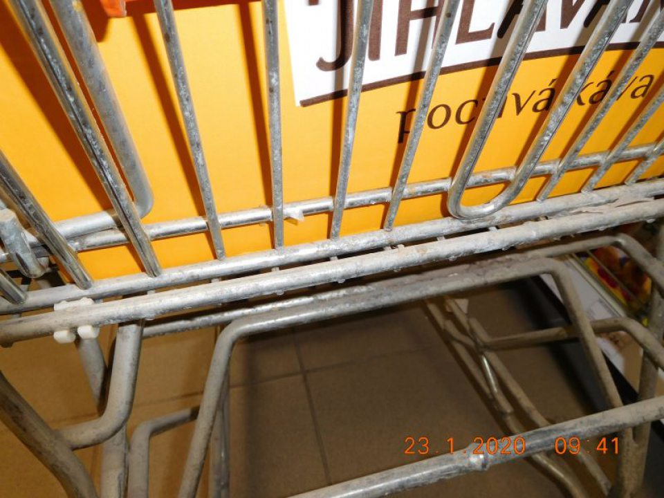 Znečistené  manipulačné vozíky prachom.