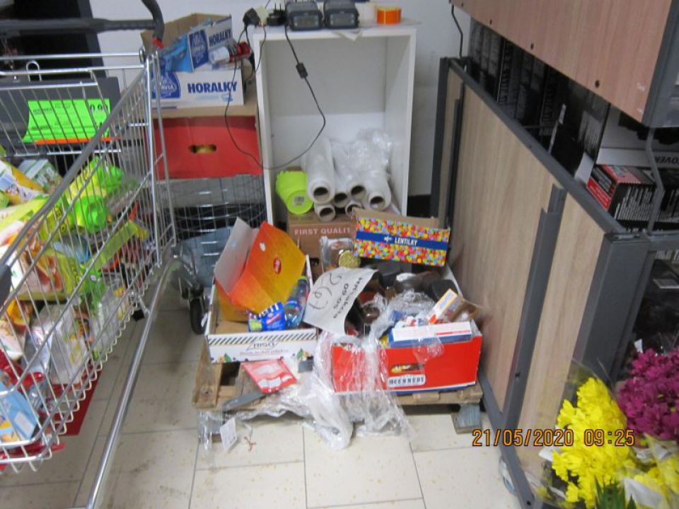 V celom priestore skladu viditeľný neporiadok .