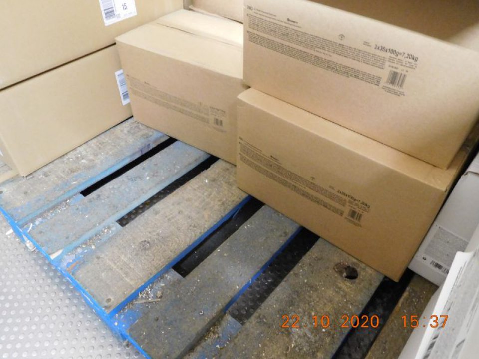 V mraziacom boxe drevené palety znečistené prachom, hrubými nečistotami.