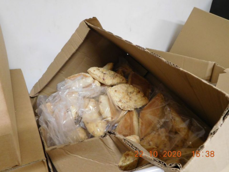 V mraziacom boxe bolo zistené skladovanie mrazených polotovarov určených na dopekanie vysypaných z prvého obalu, v otvorených kartónových obaloch, nechránených pred možnou kontamináciou.