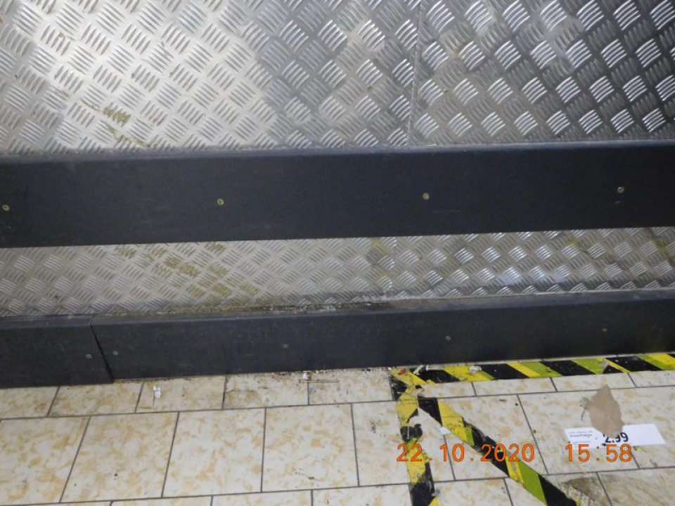 V sklade pri príjmovej rampe zistené znečistenie podlahy hrubými nečistotami.