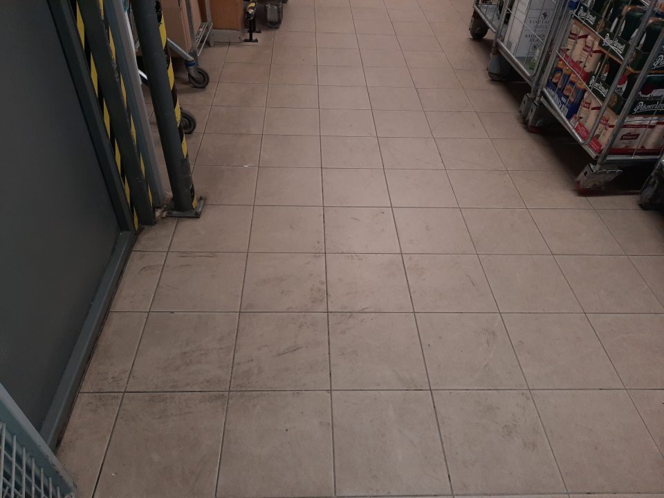 Podlahy znečistené
