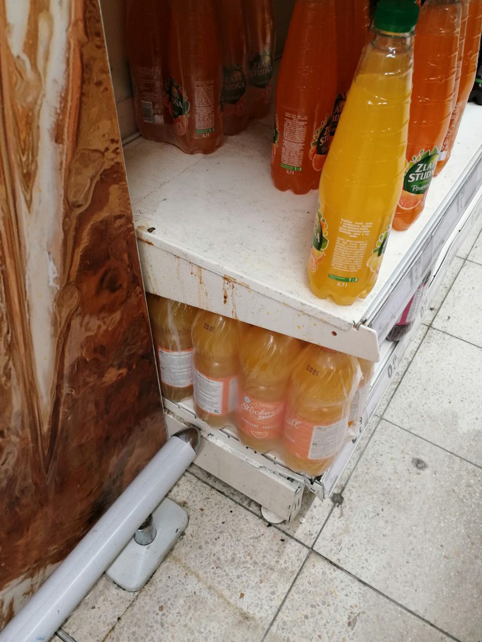 Znečistené police regálov na predajnej ploche.
