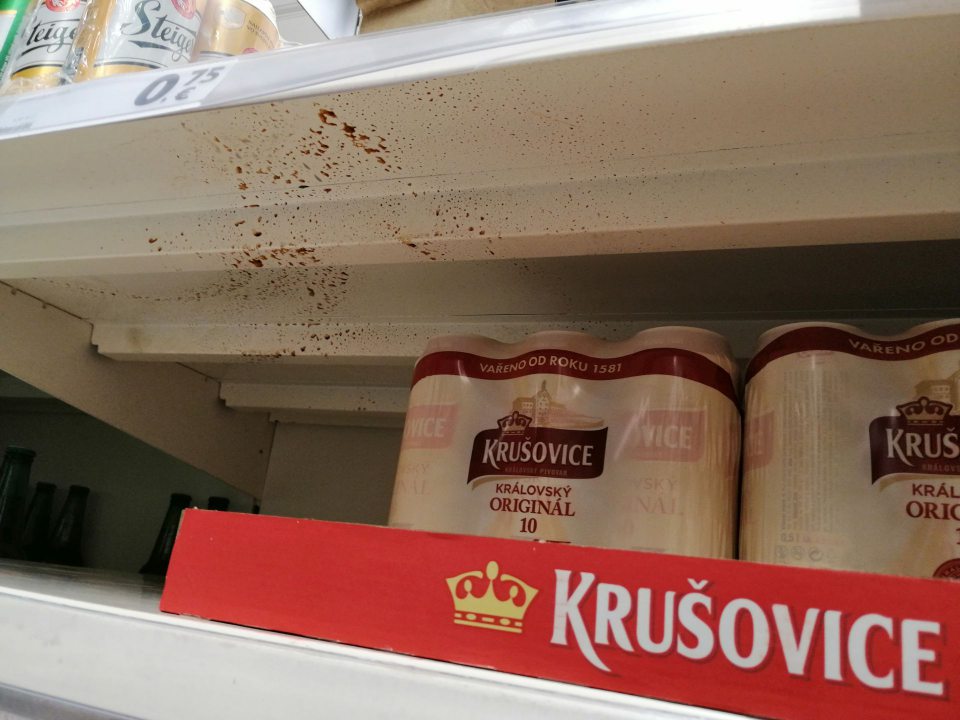 Znečistené police regálov na predajnej ploche.