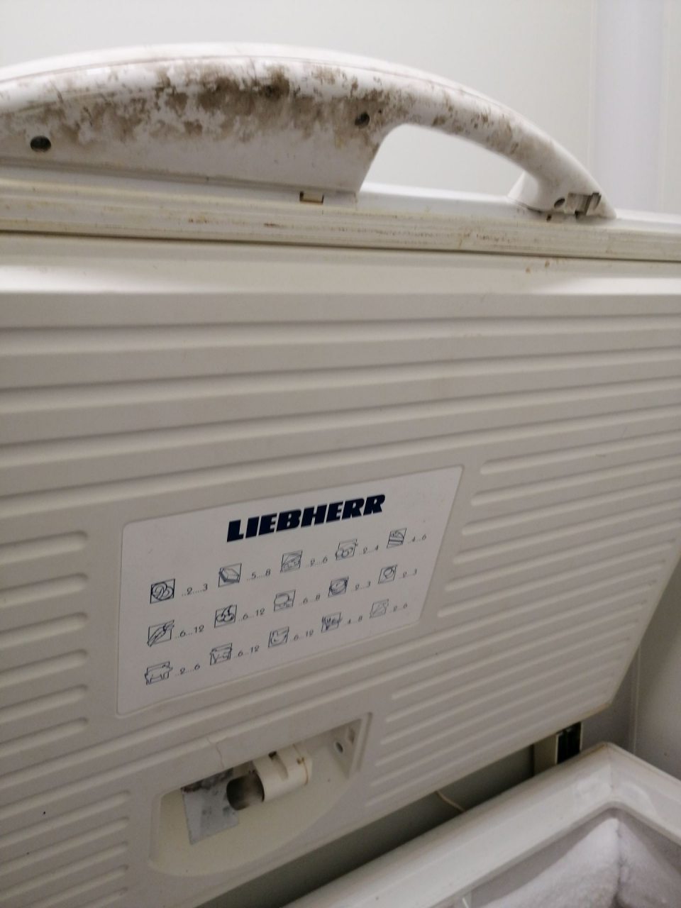 Znečistené madlo príručnej mraziacej vane v zápultí oddelenia dopekania.