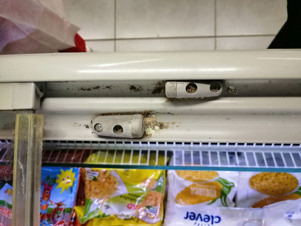 Nános nečistôt v lištách pre posuvné dvierka.