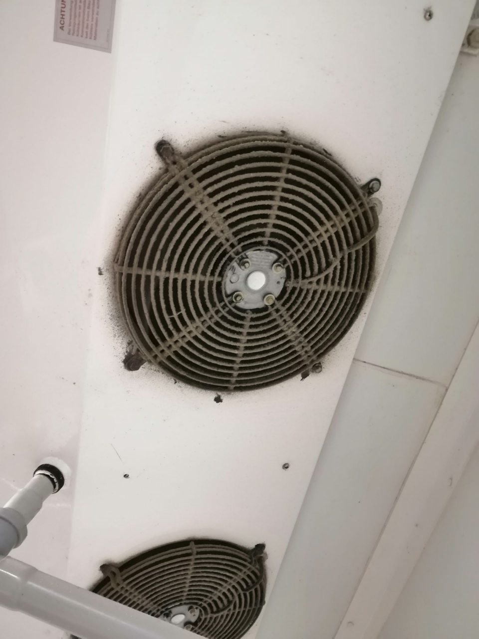 Výrazné znečistenie mriežky ventilátorov chladiacej jednotky v chladenom boxe zeleniny.