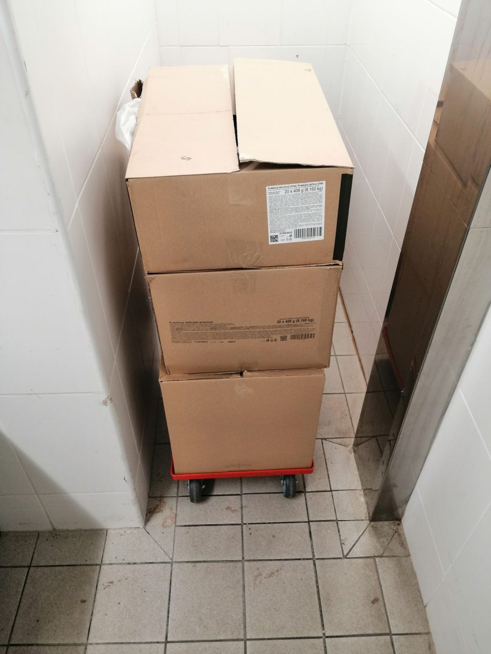 Kartónové krabice s rozmrazenými pekárskymi polotovarmi neoznačené dátumom a časom zmeny podmienok skladovania.