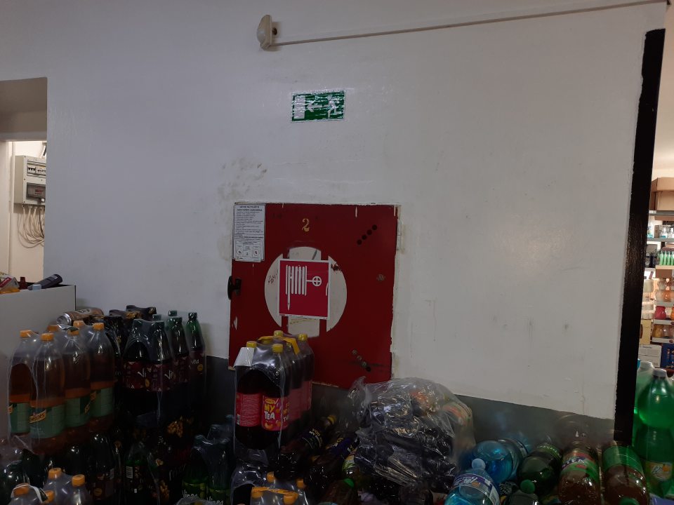 Steny v suchom sklade znečistené