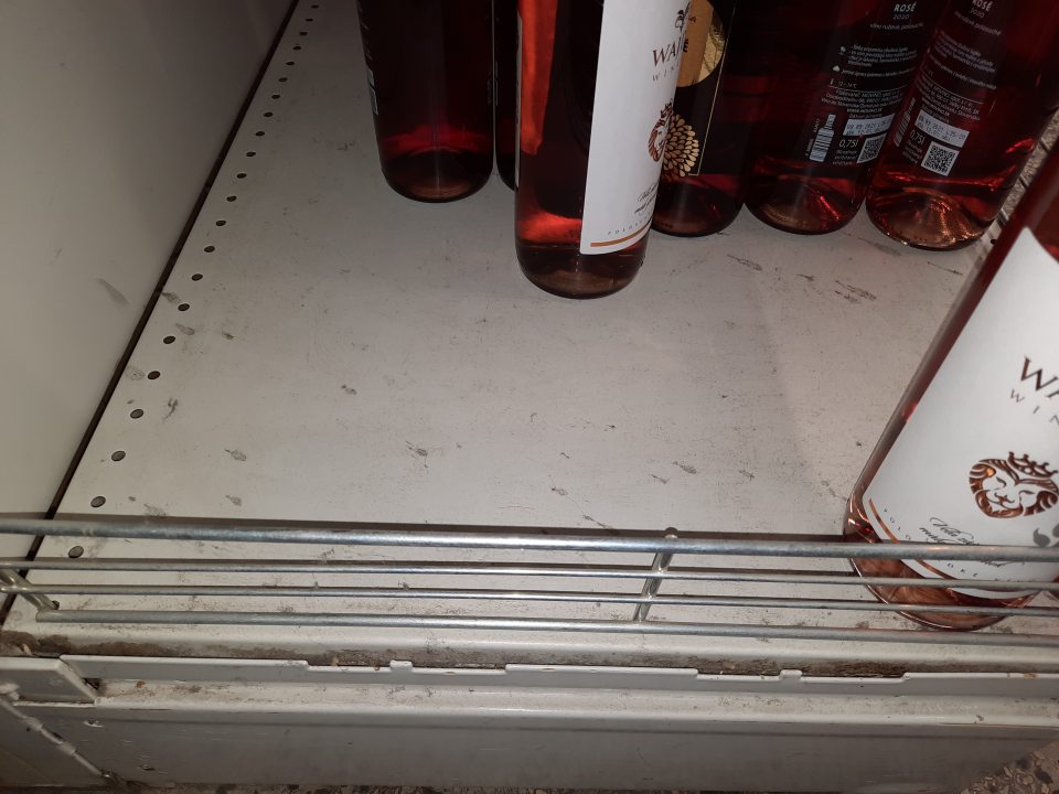 Regály znečistené