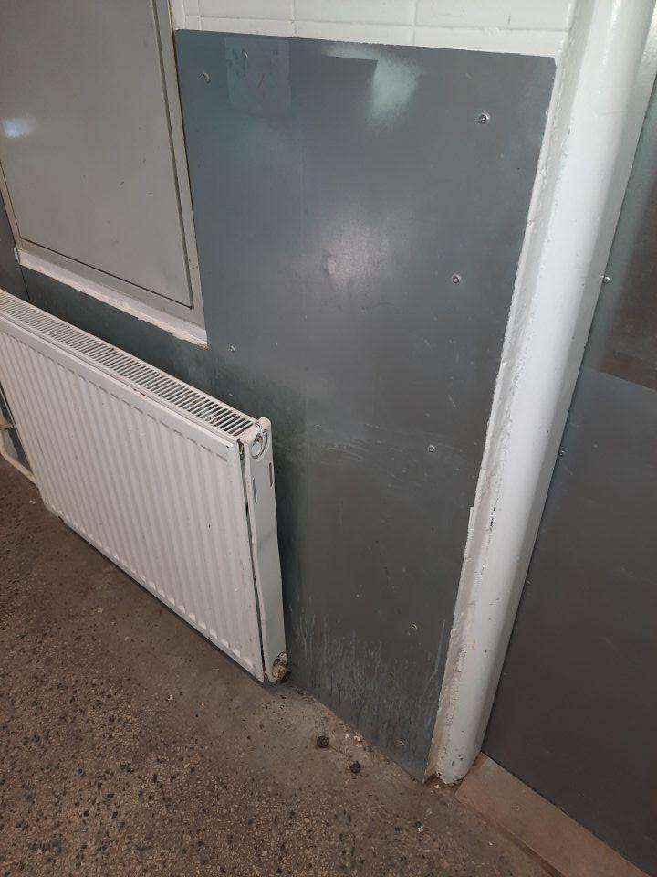 Plechový obklad stien znečistený