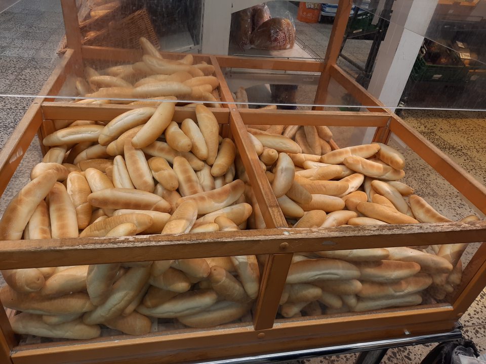 Zásobník na nebalené pečivo znečistený, opotrebovaný