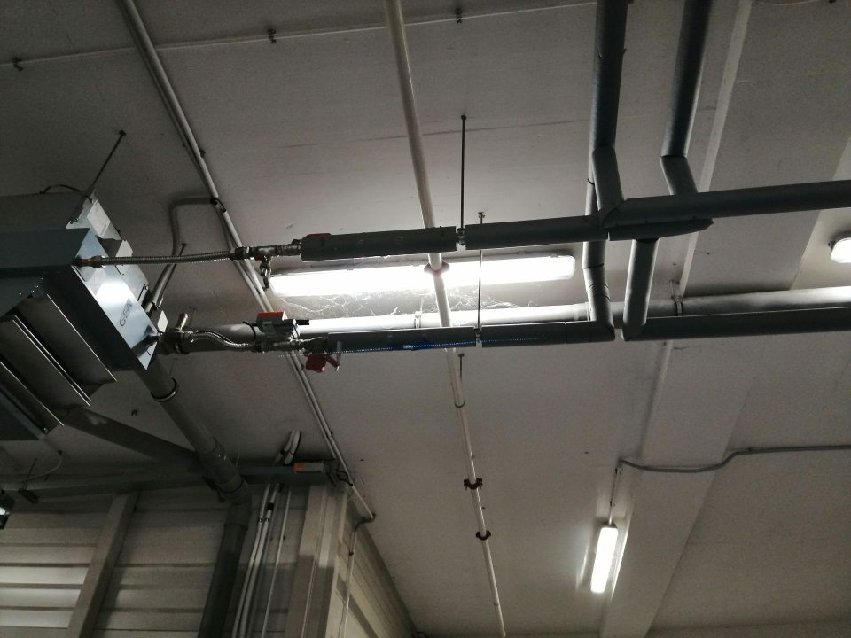 Miestami výskyt pavučín v okolí svietidiel, v kútoch, pod stropom vo vnútornom priestore príjmu potravín.