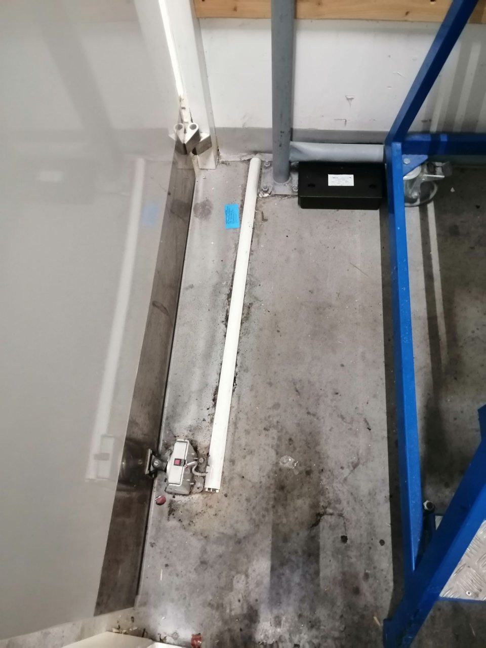 Nános nečistôt na podlahe v zádverí vstupu na predajnú plochu.