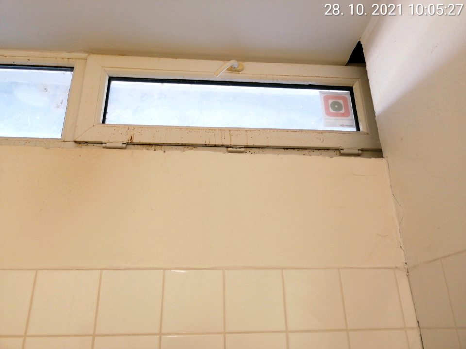 Okno v priestore dopekania znečistené, zatečené