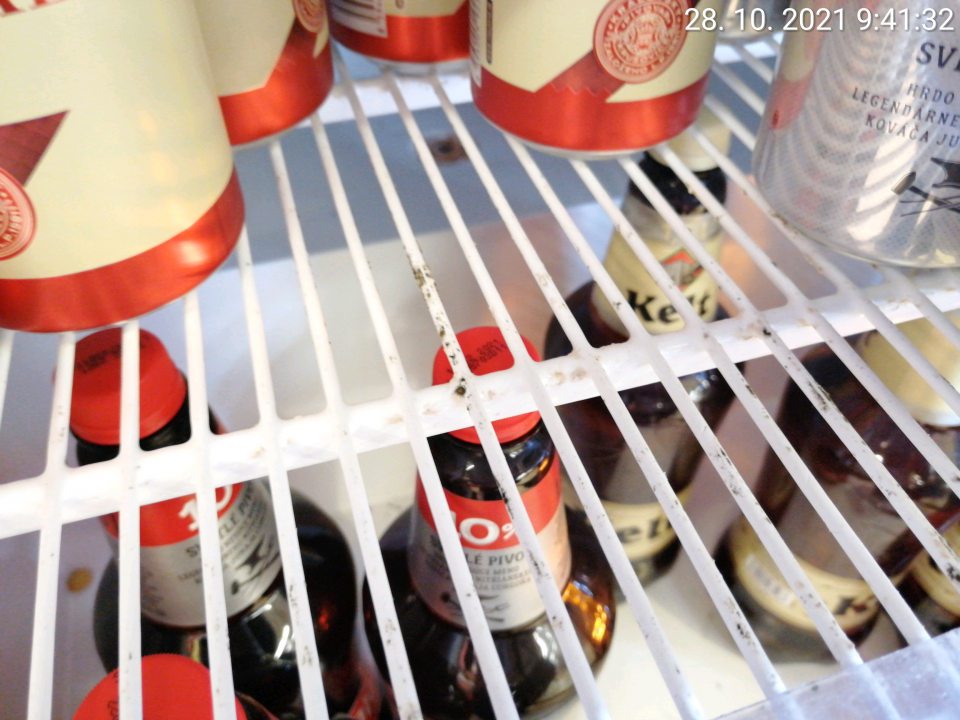 Chladiace vitríny znečistené plesňou