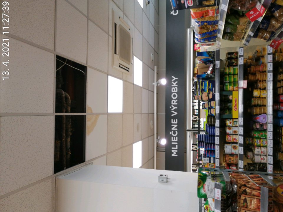 Strop poškodený, zatečený