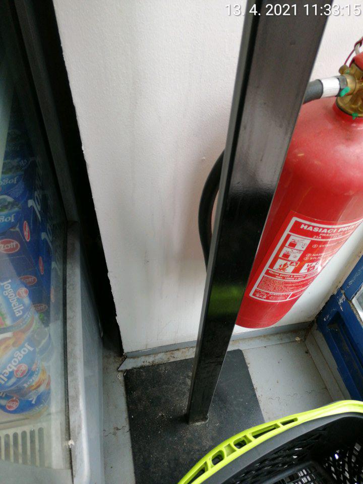 Podlahy a zariadenia znečistené, zaprášené