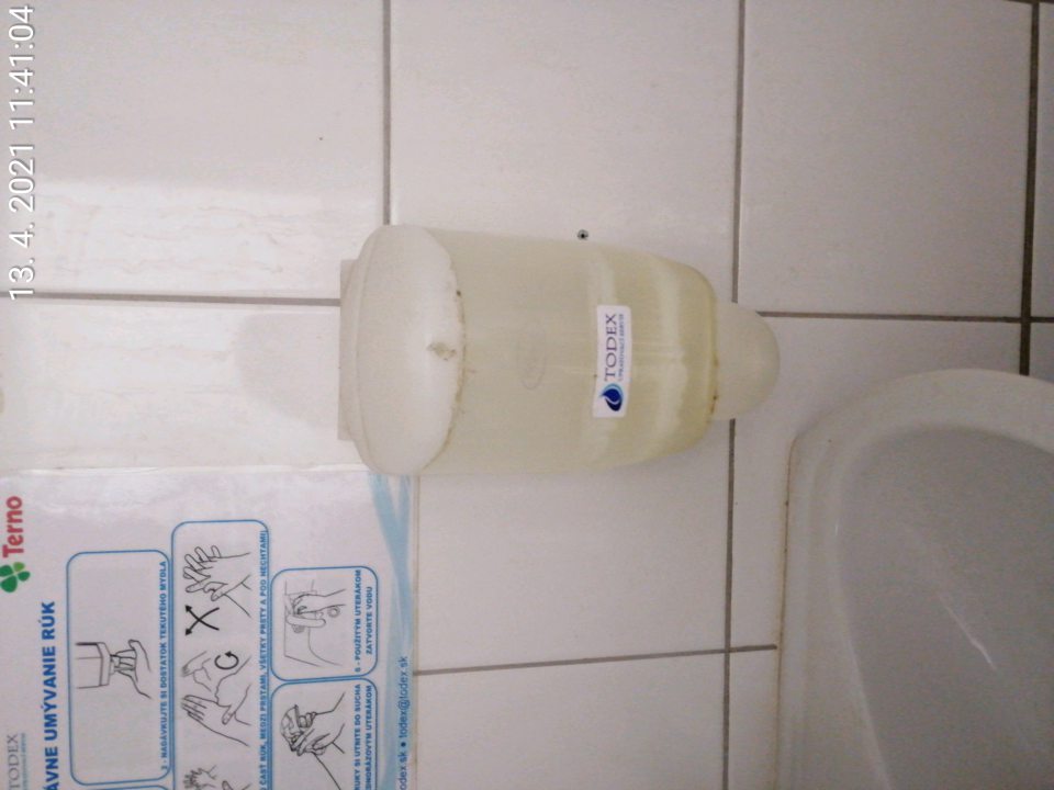 Dávkovač mydla znečistený