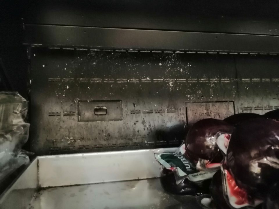 V chladiacich zariadeniach s ponukou ovocia a zeleniny znečistené zadné steny aj s bielym povlakom.