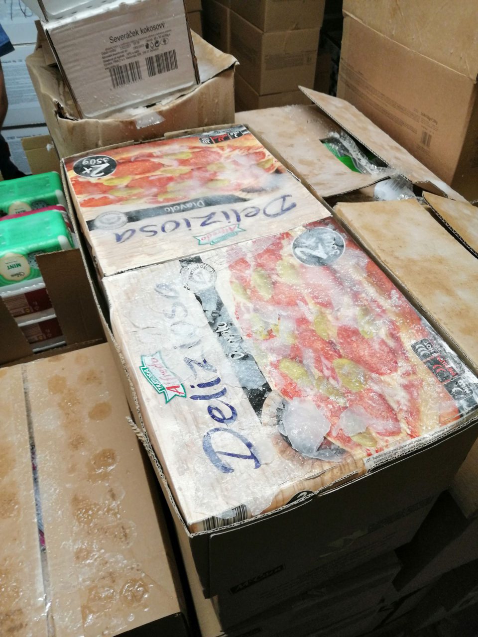 Námraza na krabiciach s tovarom v mraziarenskom sklade.